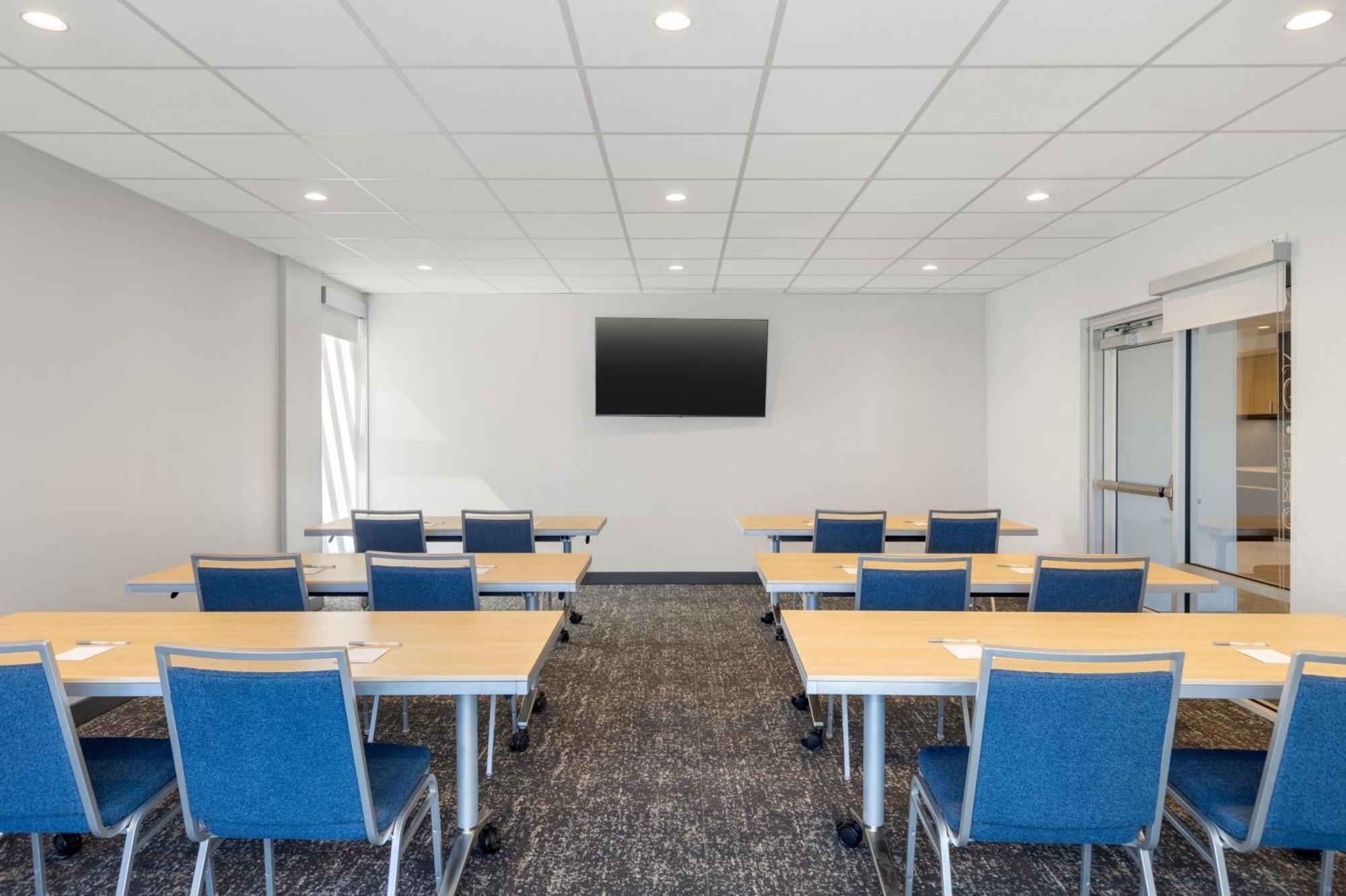 Towneplace Suites By Marriott Geneva At Spire Academy Esterno foto