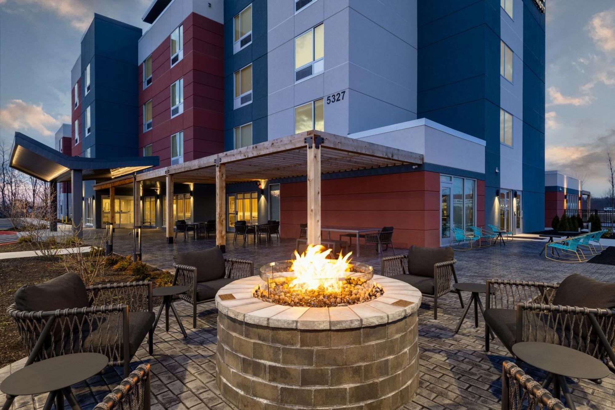 Towneplace Suites By Marriott Geneva At Spire Academy Esterno foto